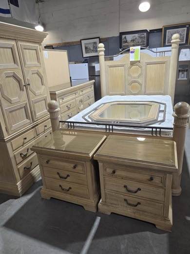 Whitewashed poster bedroom set with nightstands